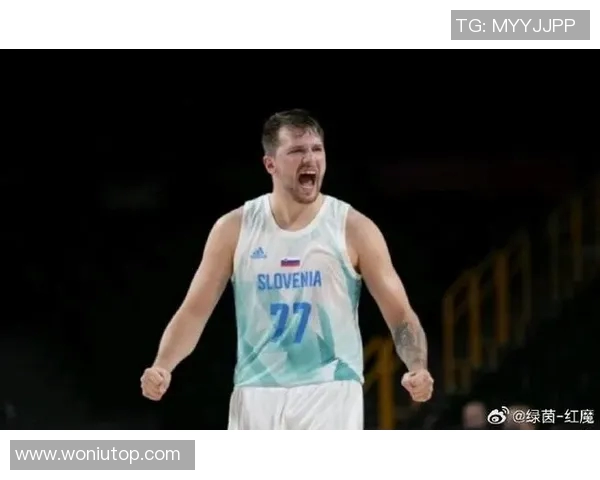 东契奇晃开防守 强突上篮打成2+1 东契奇晃开防守 强突上篮打成2+1